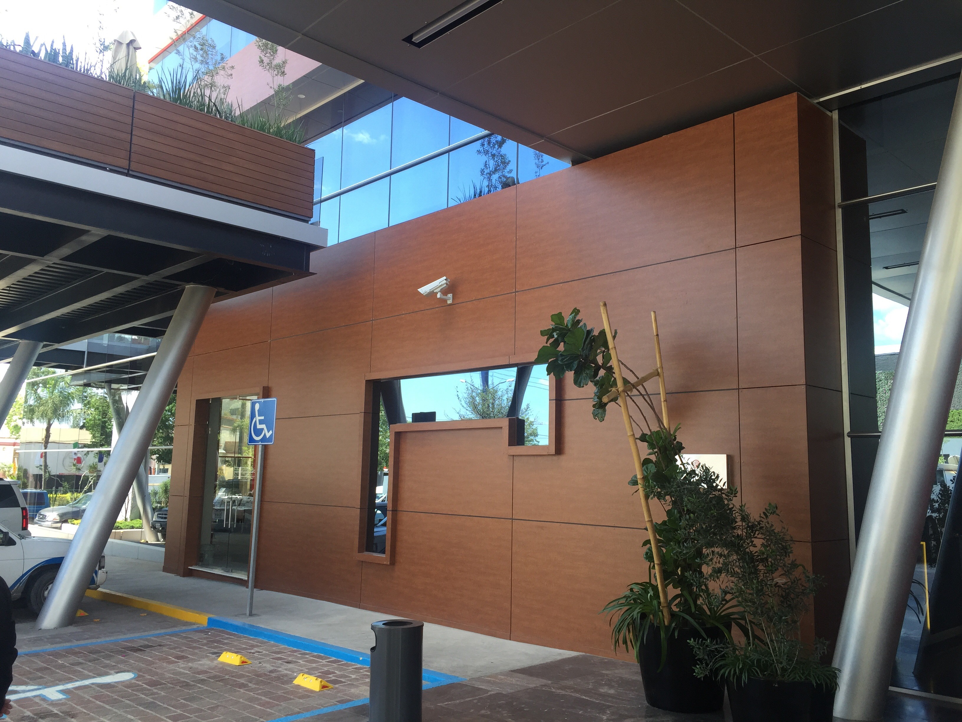Vidrio curvado decorativo en edificio singular – instalación Glasscor