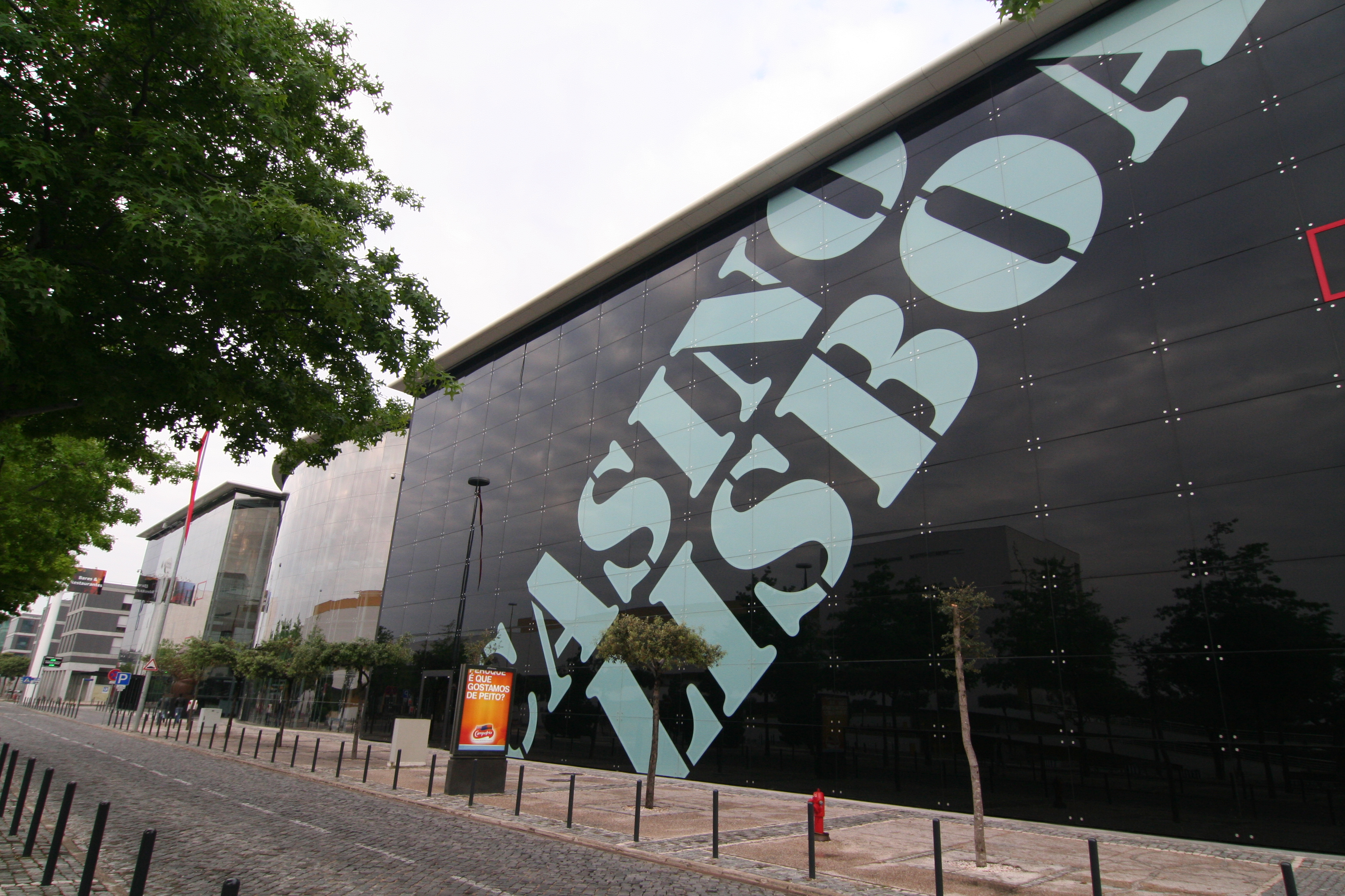 Casino de Lisboa – zona de acceso con vidrio curvado