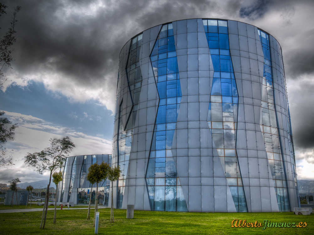 Edificio Fresno Cádiz – fachada de oficinas con vidrio curvado, vista general
