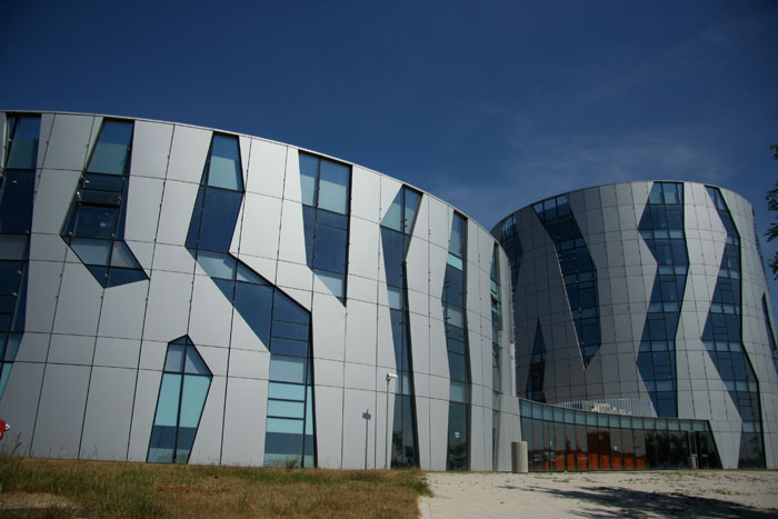 Edificio Fresno Cádiz – detalle de vidrio curvado en fachada