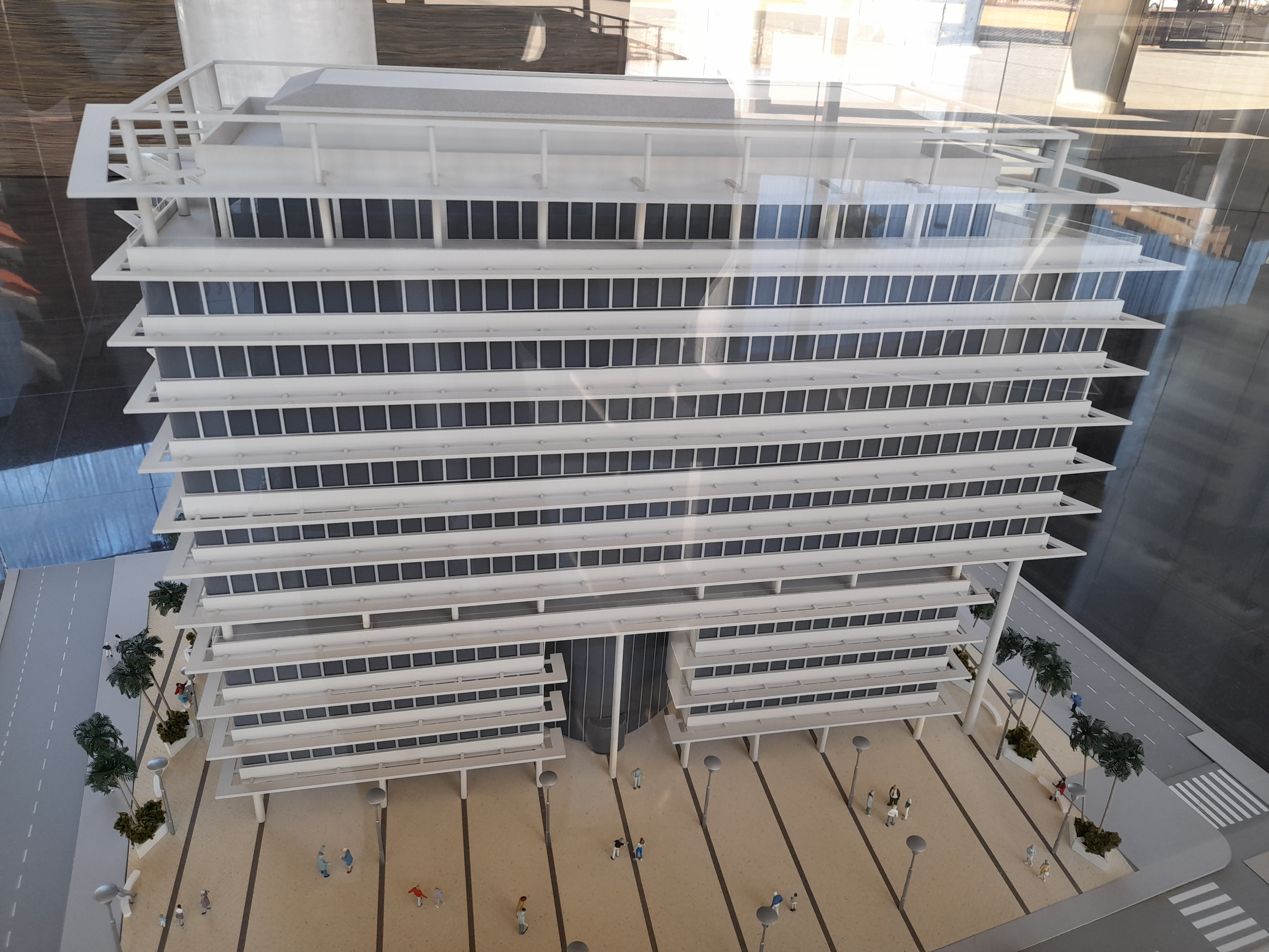 Torre Proconsa – vidrio curvado en esquina achaflanada