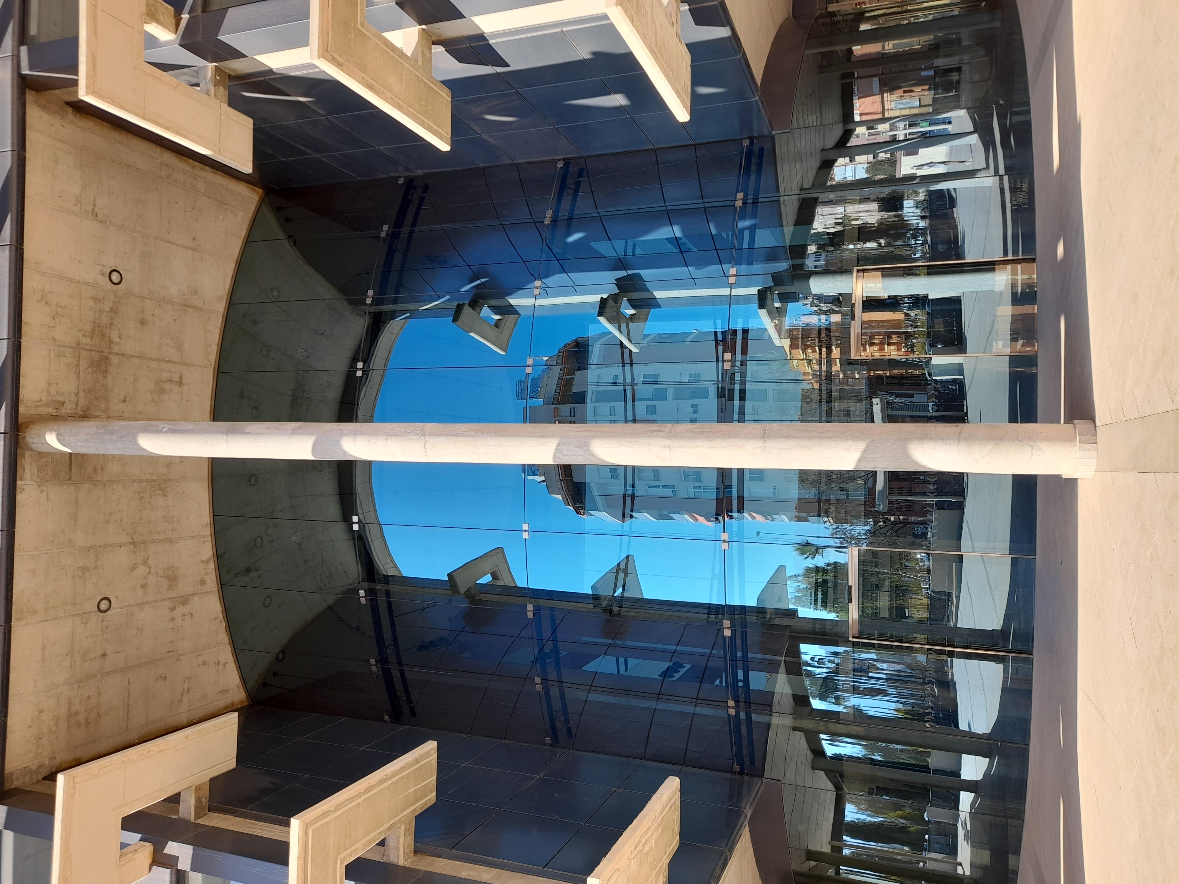 Torre Proconsa – detalle de vidrio curvado en esquina