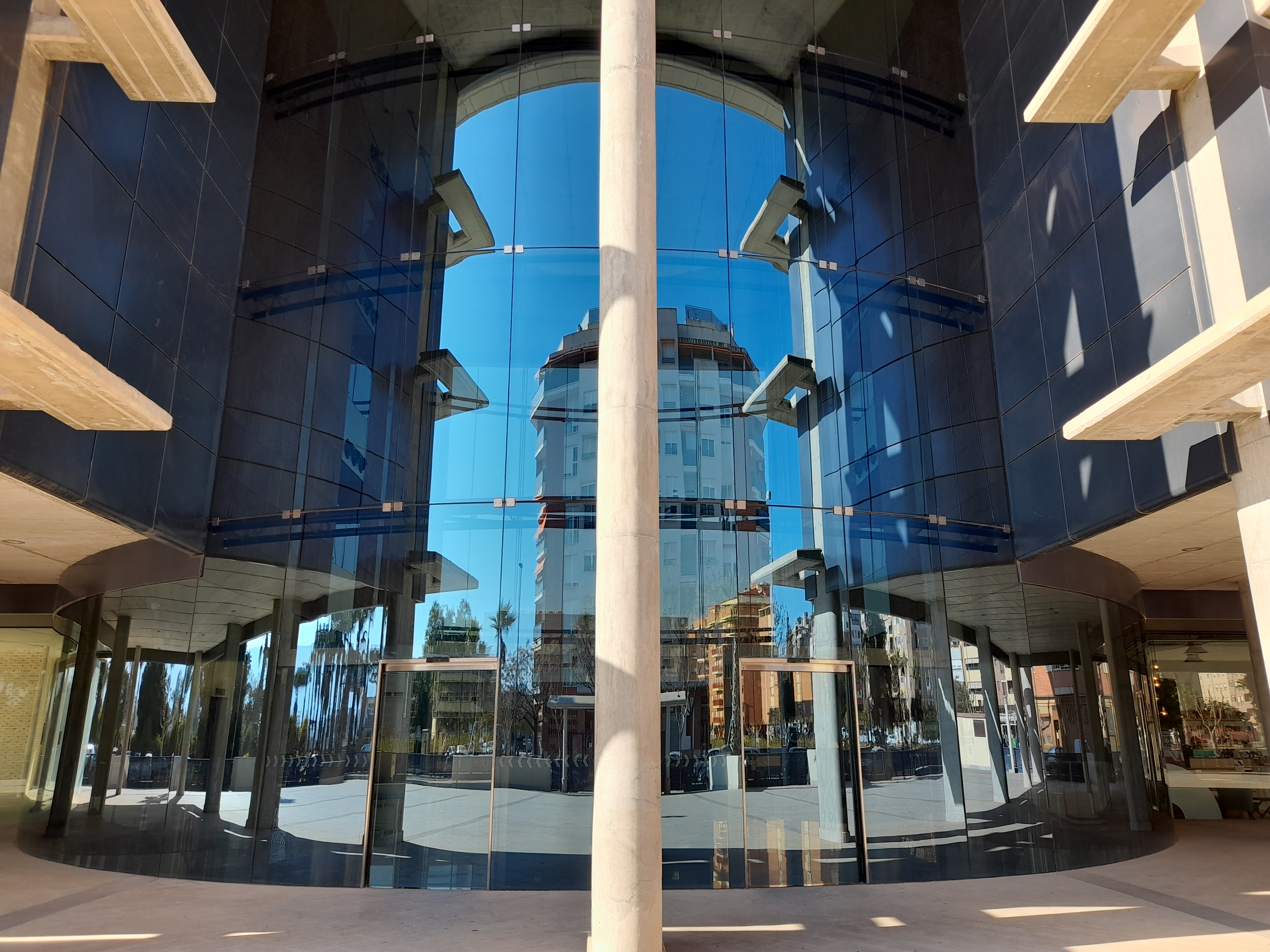 Torre Proconsa – detalle de módulos de vidrio curvado