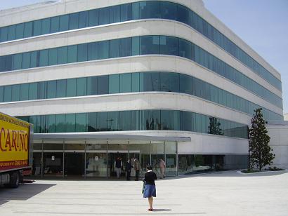 Diputación de Granada – fachada exterior con vidrio curvado, vista aérea