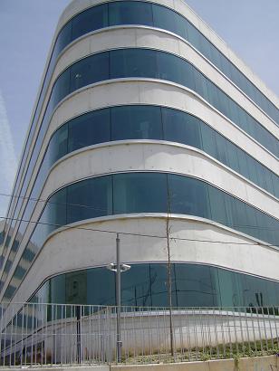 Diputación de Granada – esquina curvada de fachada acristalada