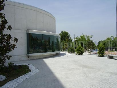 Diputación de Granada – fachada lateral con vidrio curvado