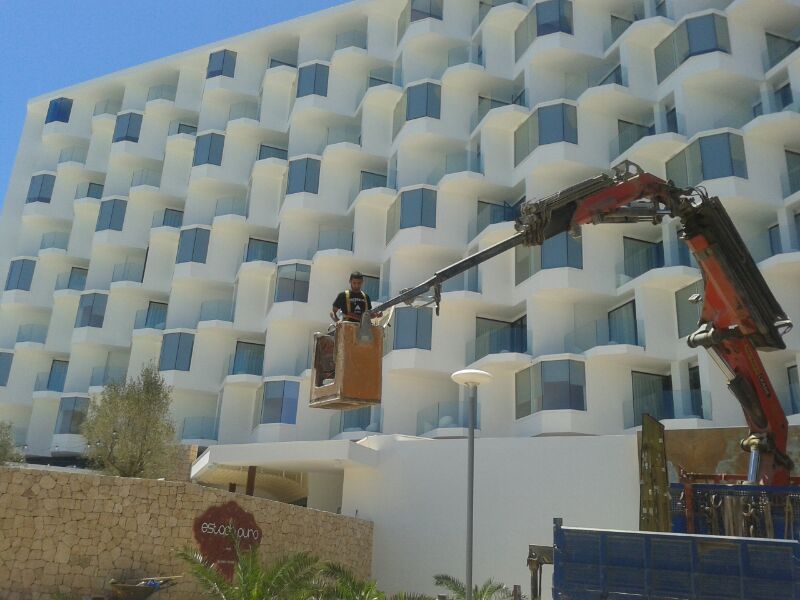Hotel Hard Rock Ibiza – fachada con grandes módulos de vidrio curvado