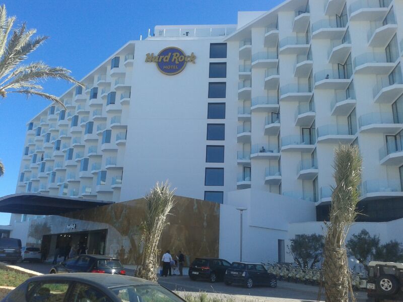Hotel Hard Rock Ibiza – detalle de vidrio curvado en fachada