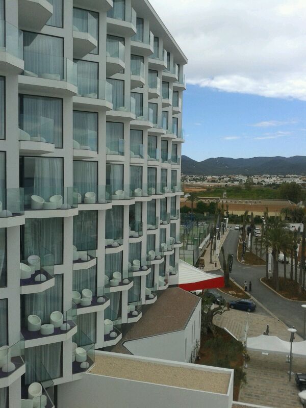 Hotel Hard Rock Ibiza – instalación de vidrio curvado vista lateral