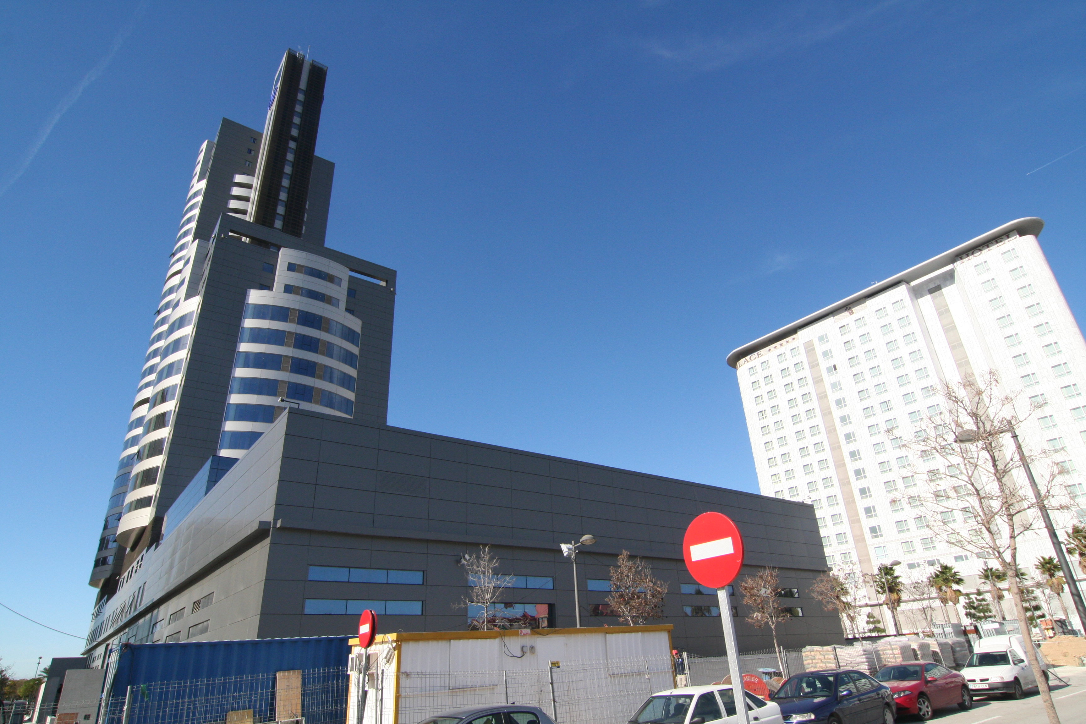 Hotel Hilton Valencia – zona de servicios con vidrio curvado