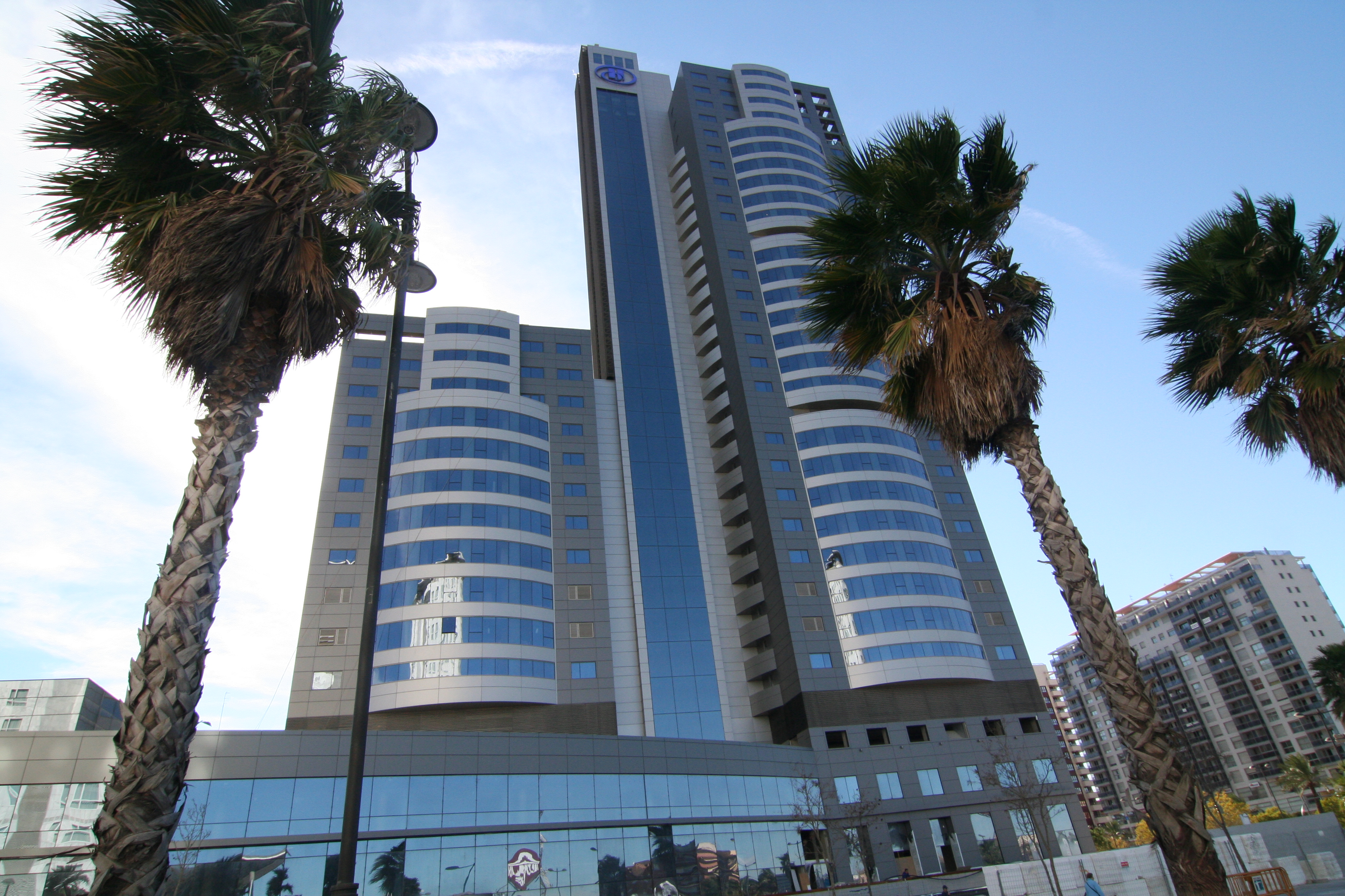 Hotel Hilton Valencia – sala de convenciones con vidrio curvado