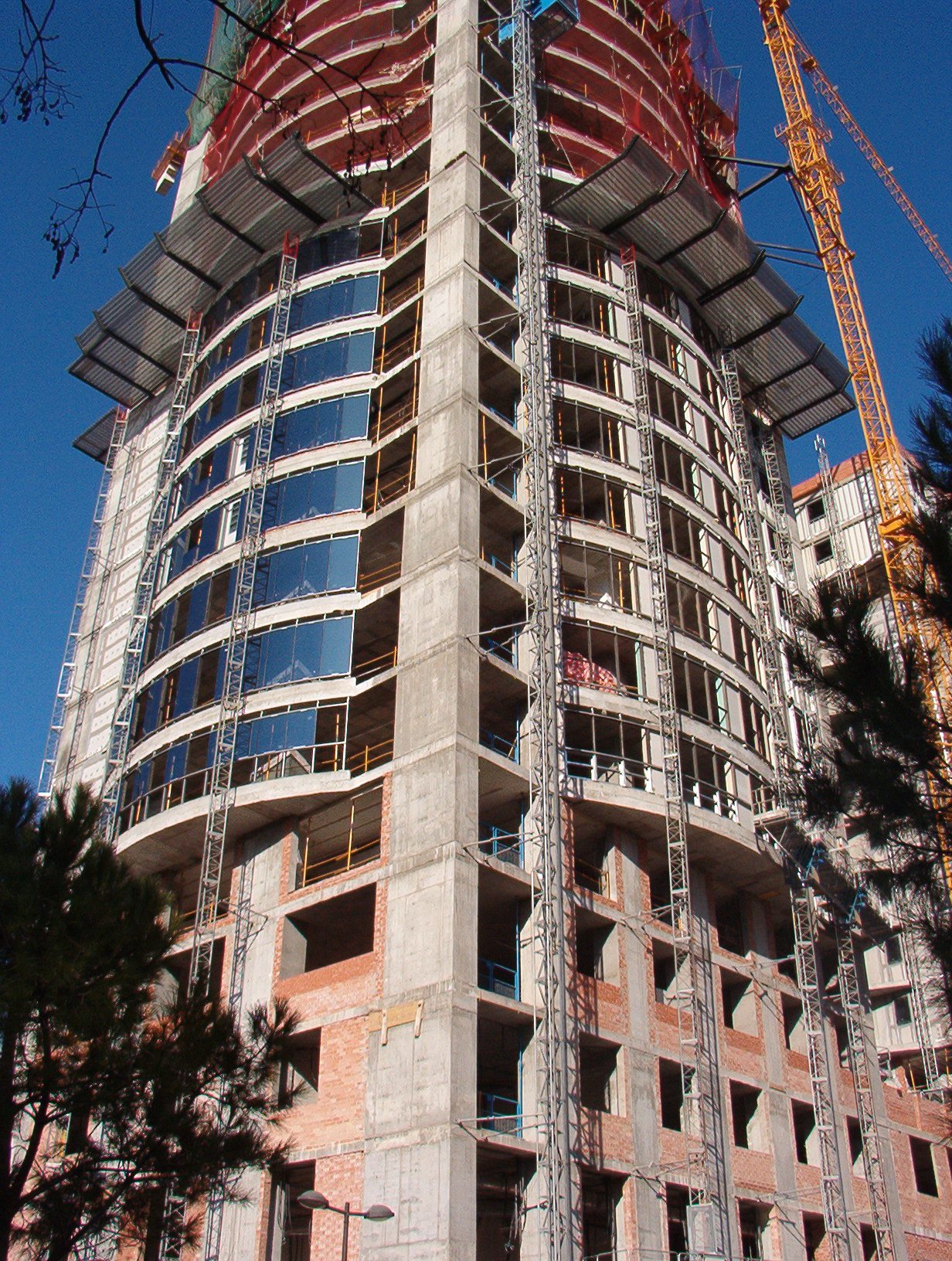 Hotel Hilton Valencia – pasillo interior con vidrio curvado