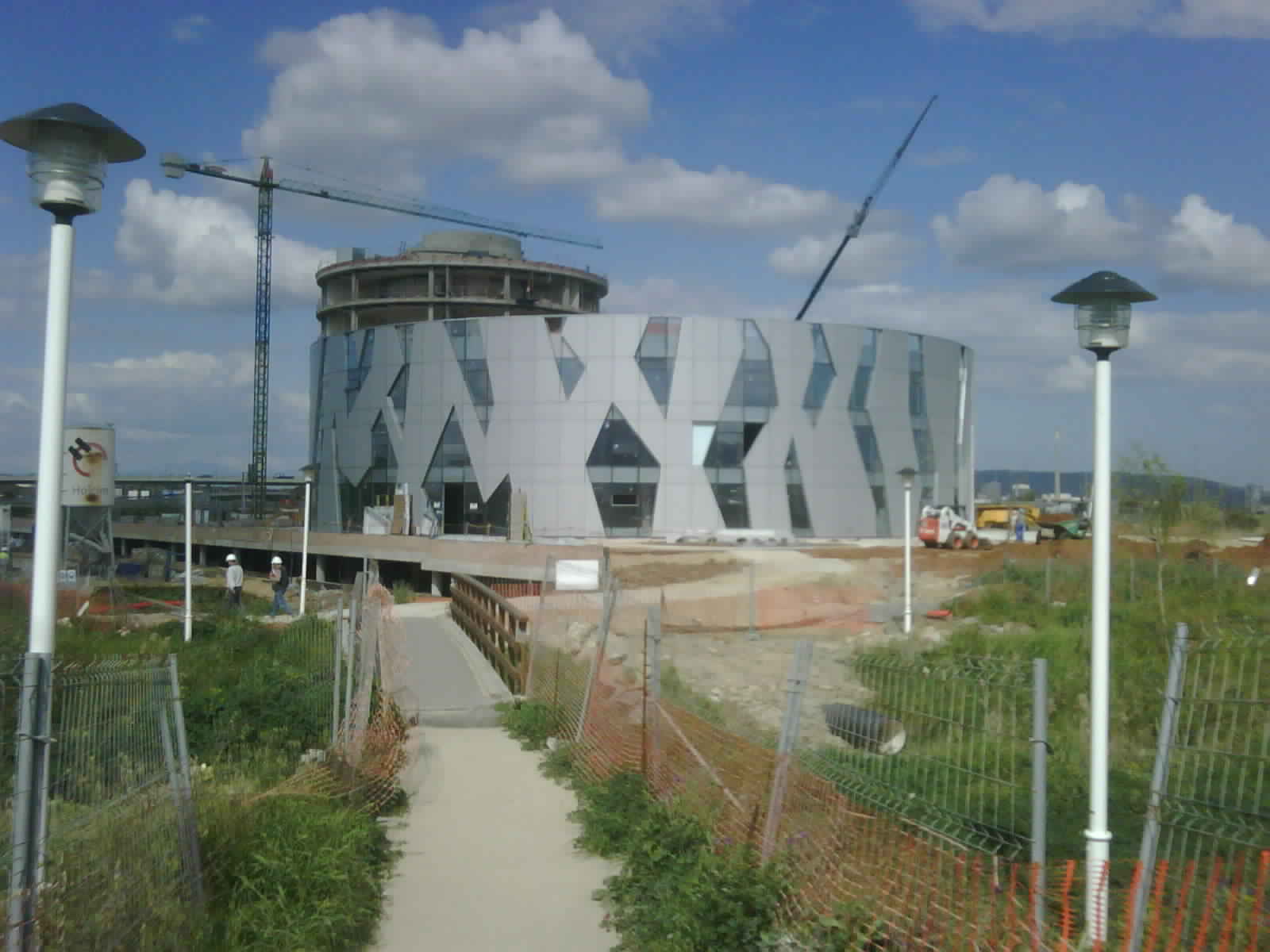Instalación de vidrio curvado templado GLASSCURCID SECUR en proyecto arquitectónico singular