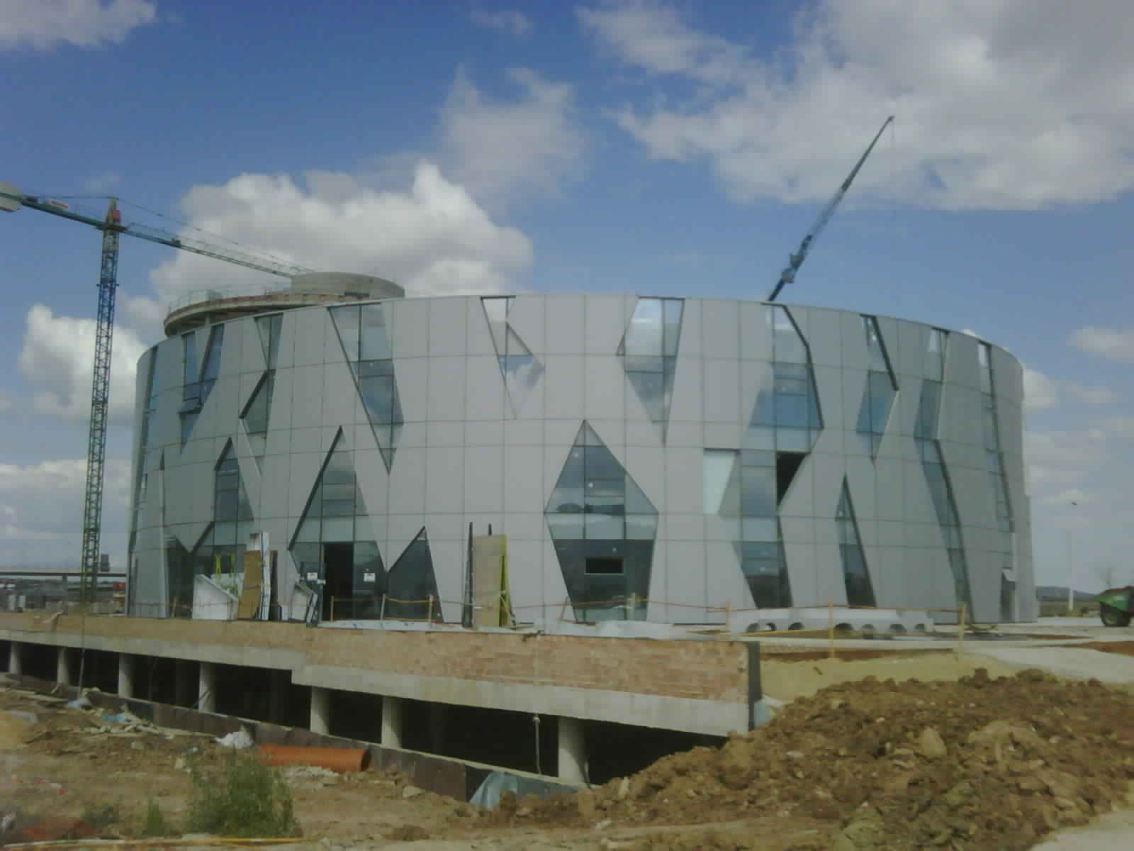 Vidrio curvado templado GLASSCURCID SECUR – detalle de módulo de fachada de seguridad