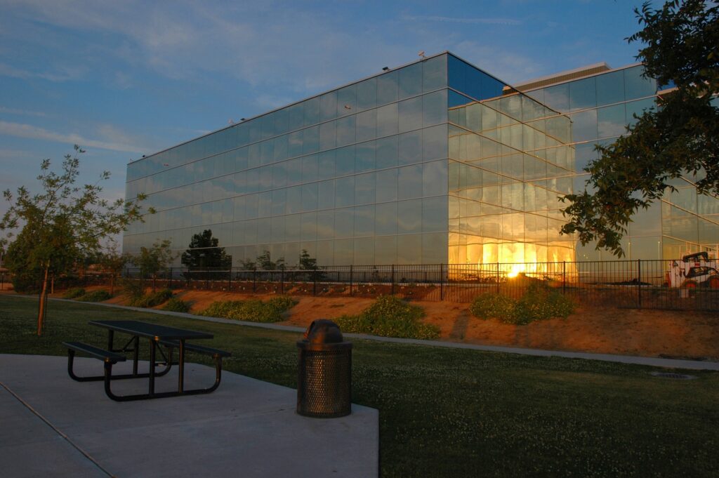 Edificio de oficinas con vidrio curvado laminado