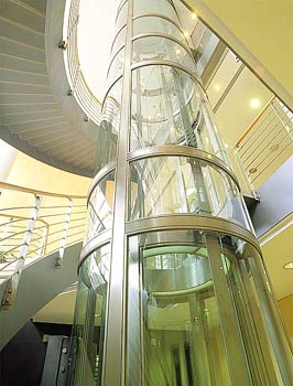 Commerzbank – fachada con vidrio curvado en edificio bancario europeo