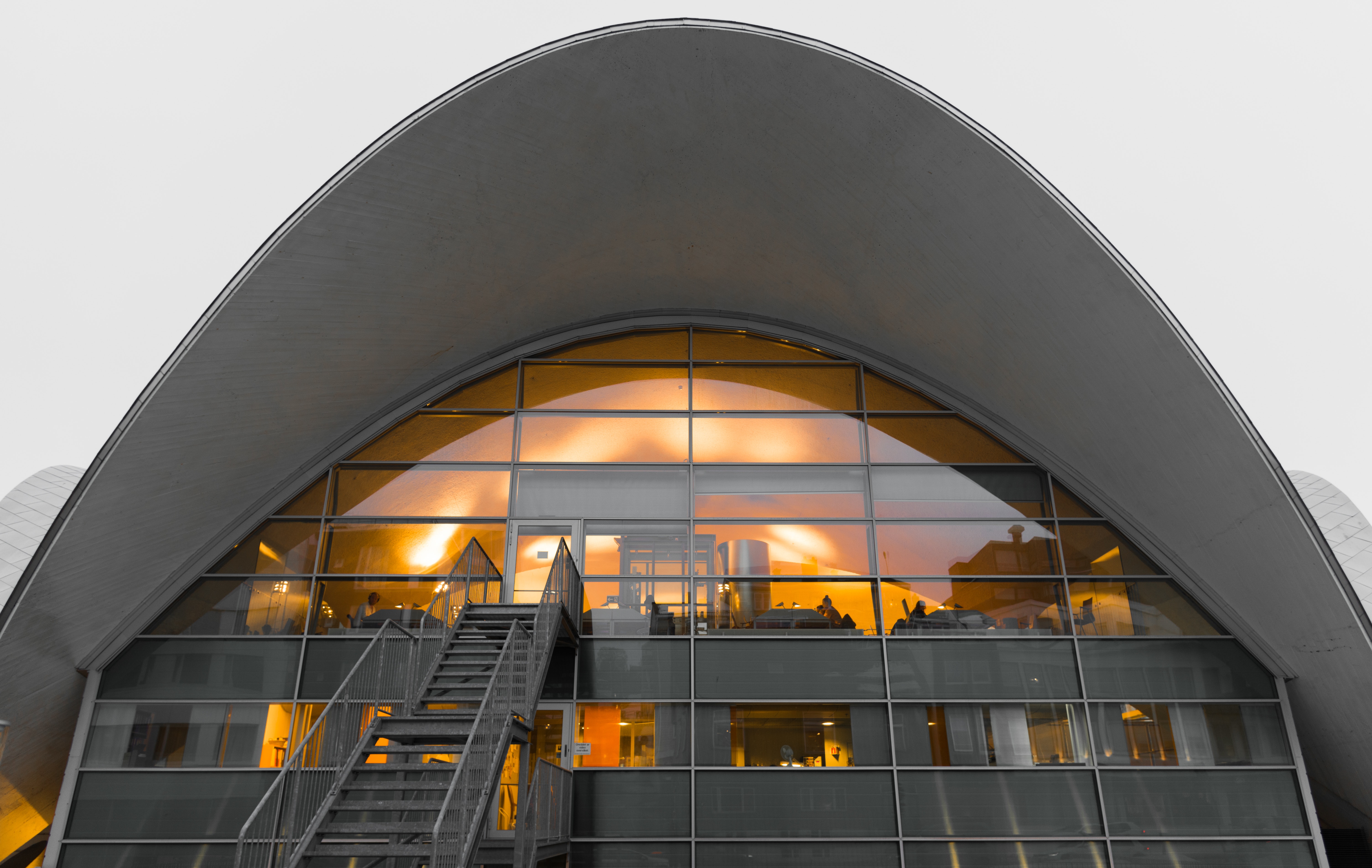 Edificios corporativos – detalle de vidrio curvado en fachada de oficinas